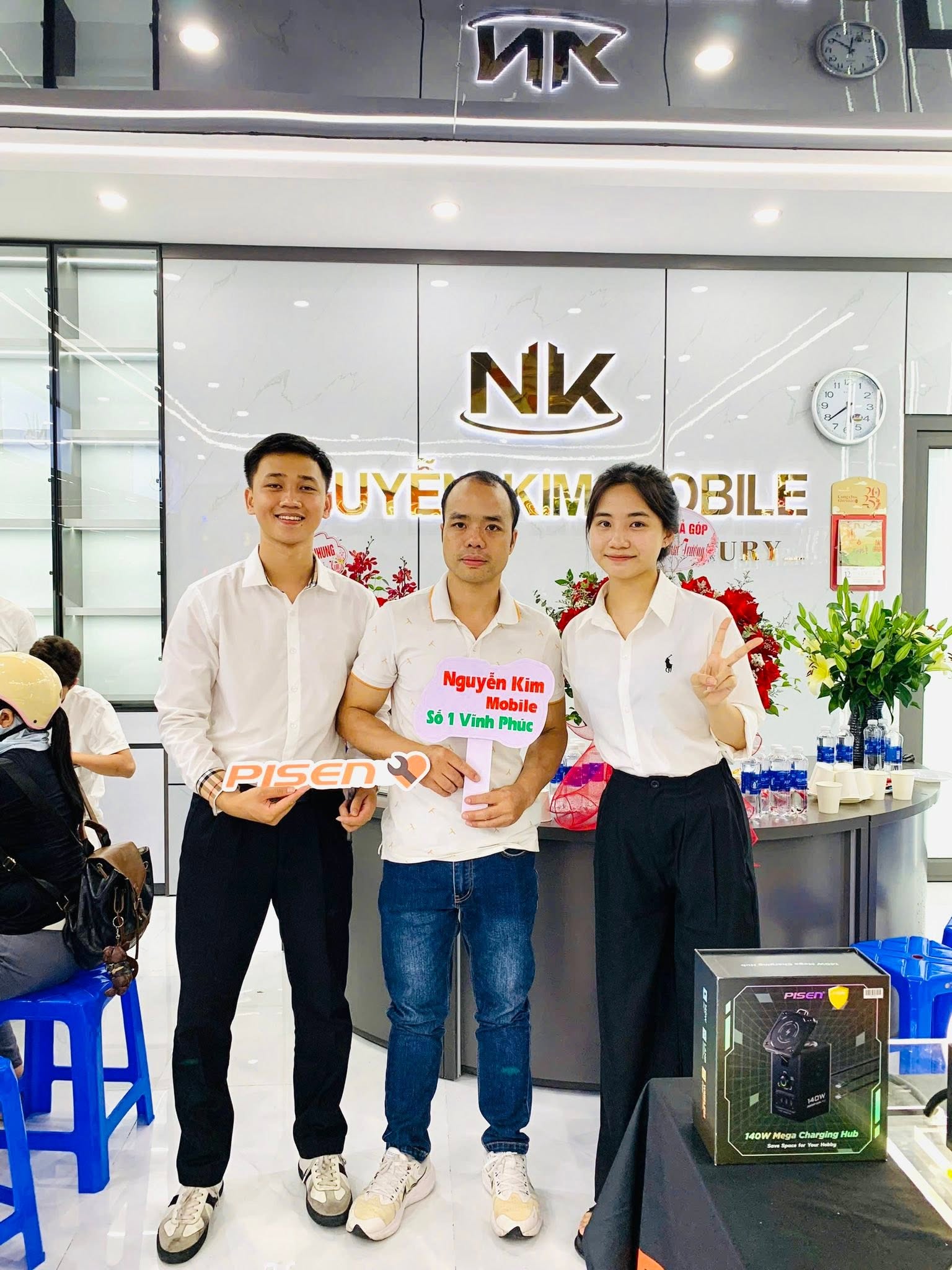 Khách hàng tại Nguyễn Kim Mobile