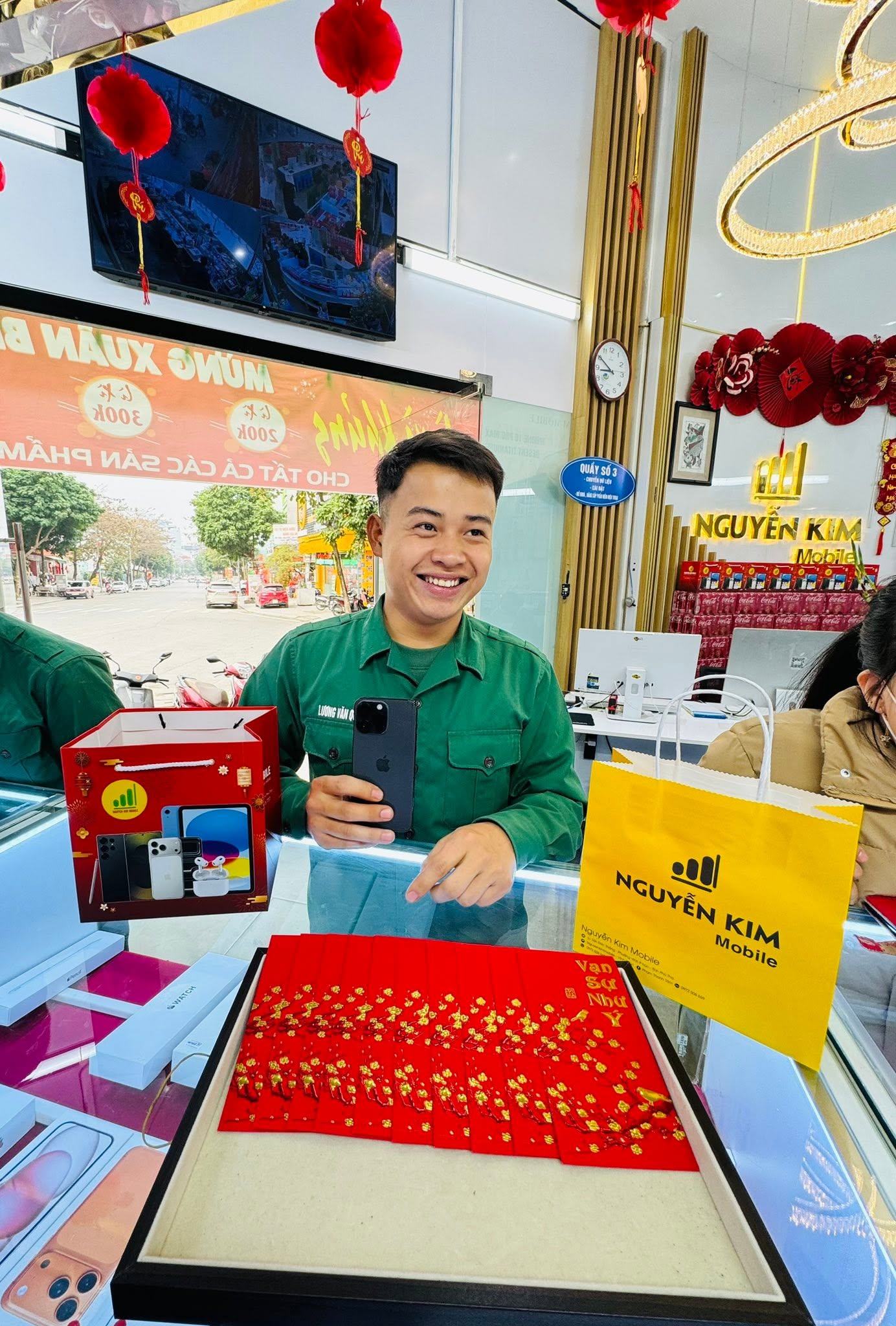 Khách hàng tại Nguyễn Kim Mobile