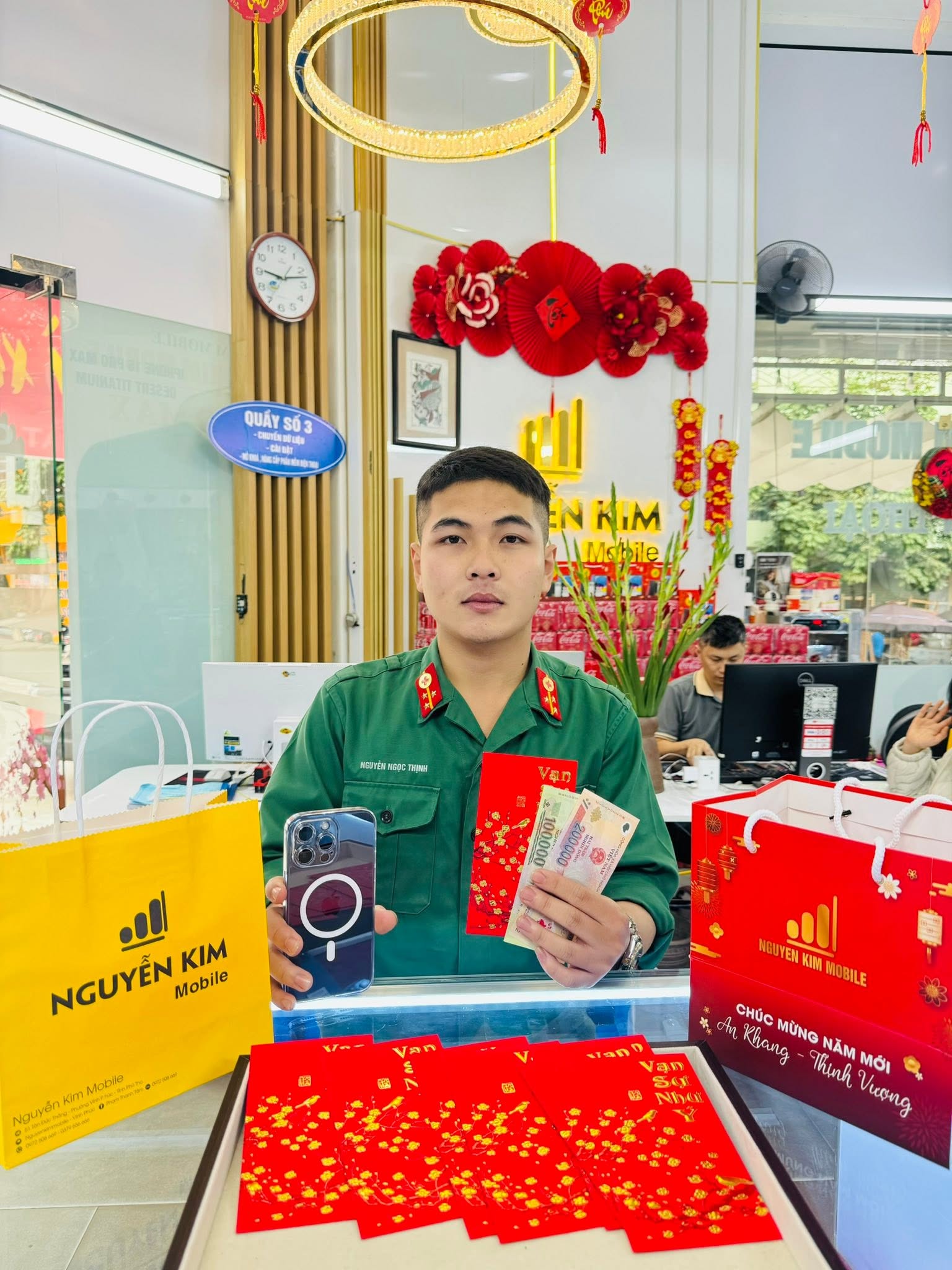 Khách hàng tại Nguyễn Kim Mobile