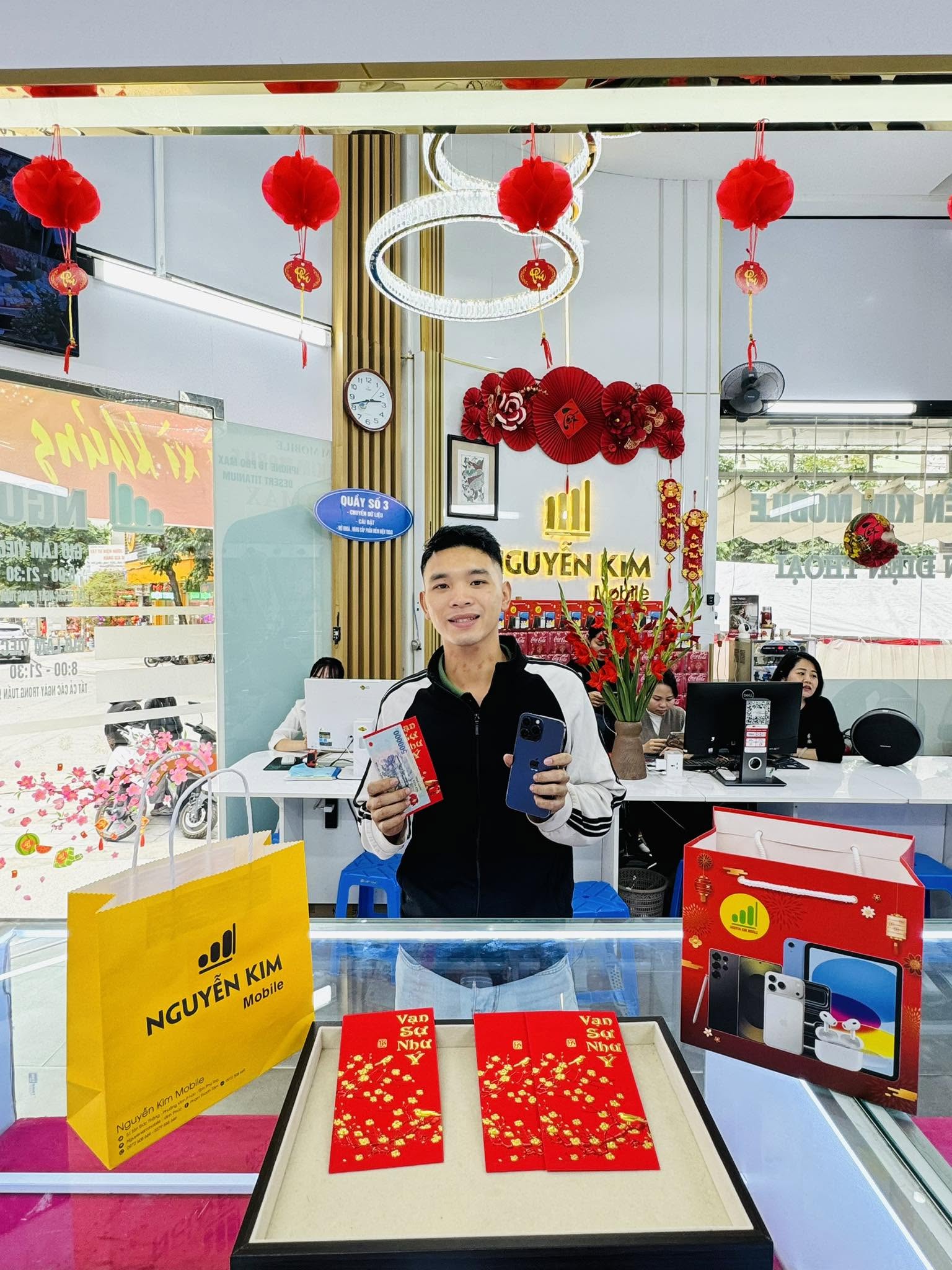 Khách hàng tại Nguyễn Kim Mobile