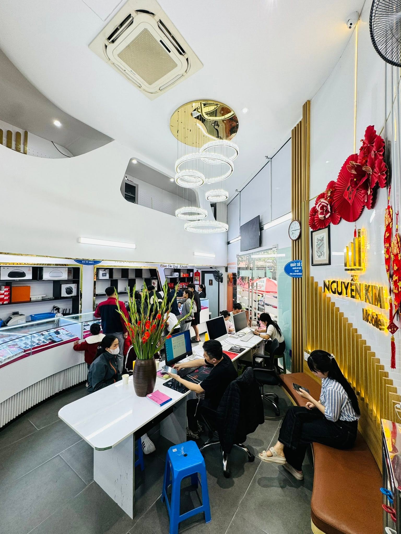 Khách hàng tại Nguyễn Kim Mobile