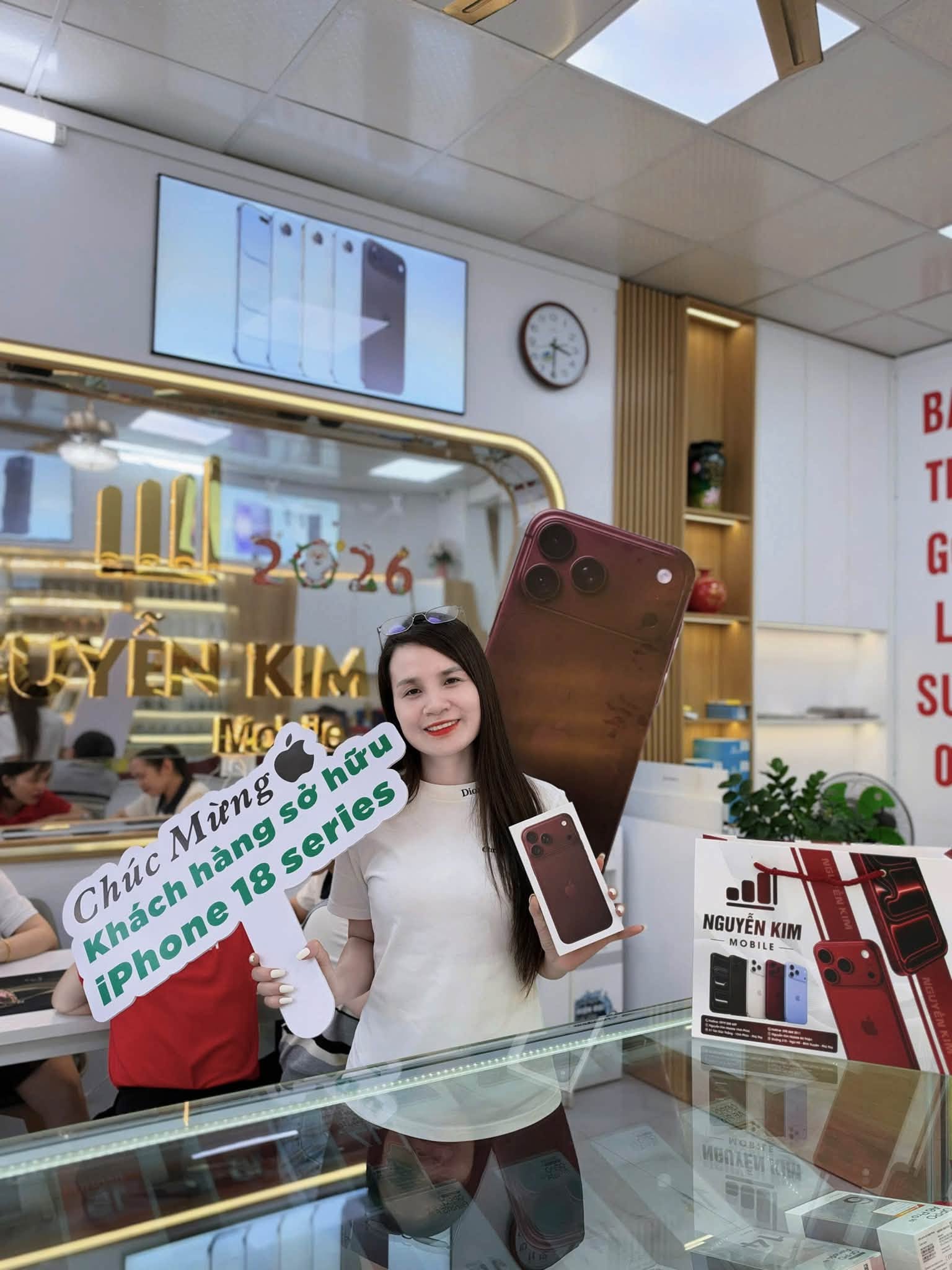 Khách hàng tại Nguyễn Kim Mobile